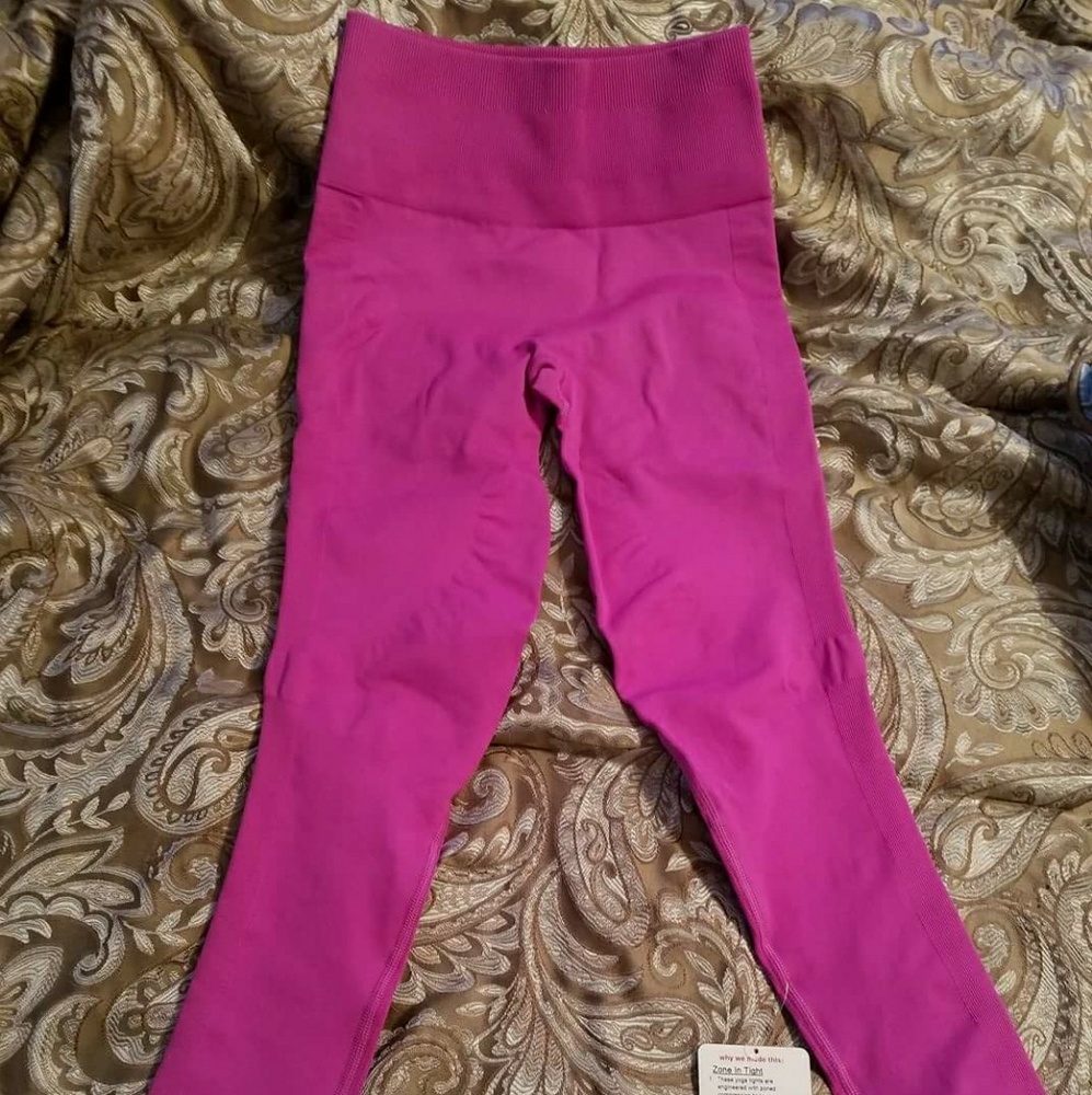 NWT Lululemon Zone in Tight sz 6
